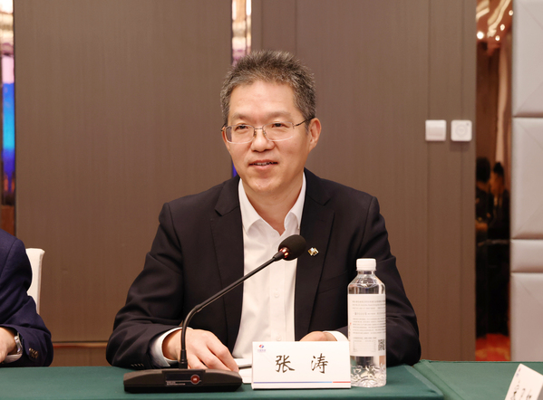董事长照片.jpg 董事长照片.jpg